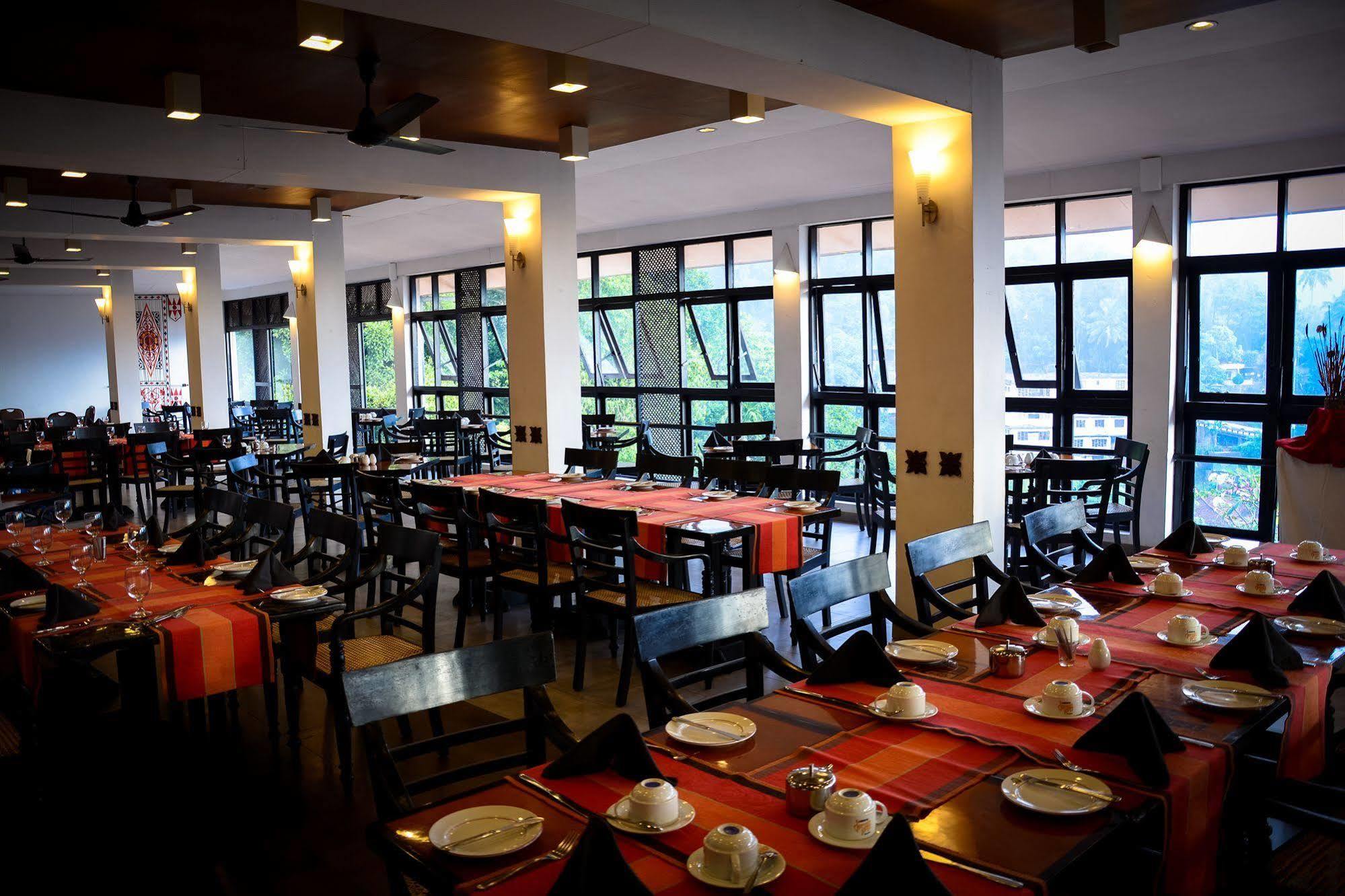 Hotel Hilltop Kandy Bagian luar foto