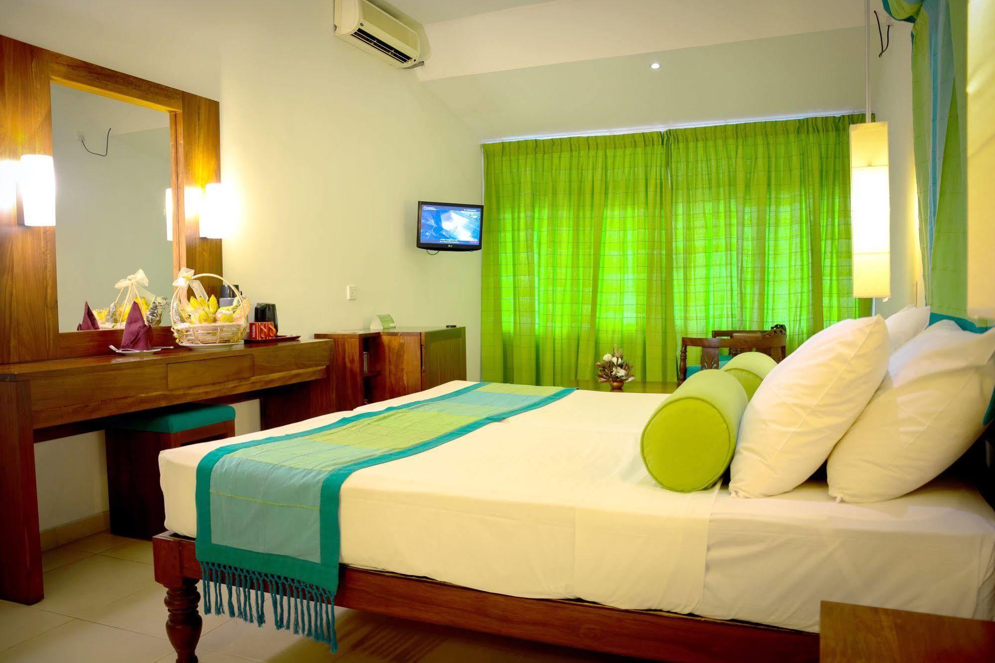 Hotel Hilltop Kandy Bagian luar foto