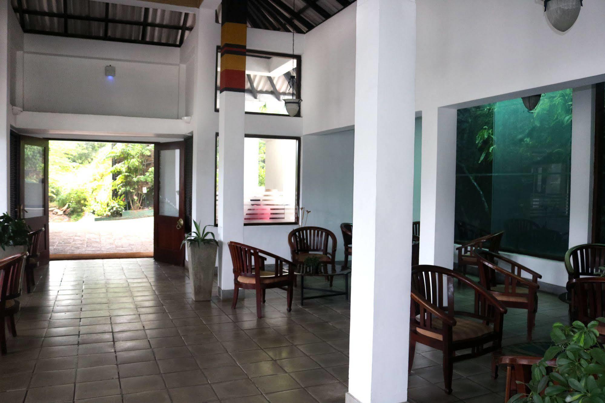 Hotel Hilltop Kandy Bagian luar foto