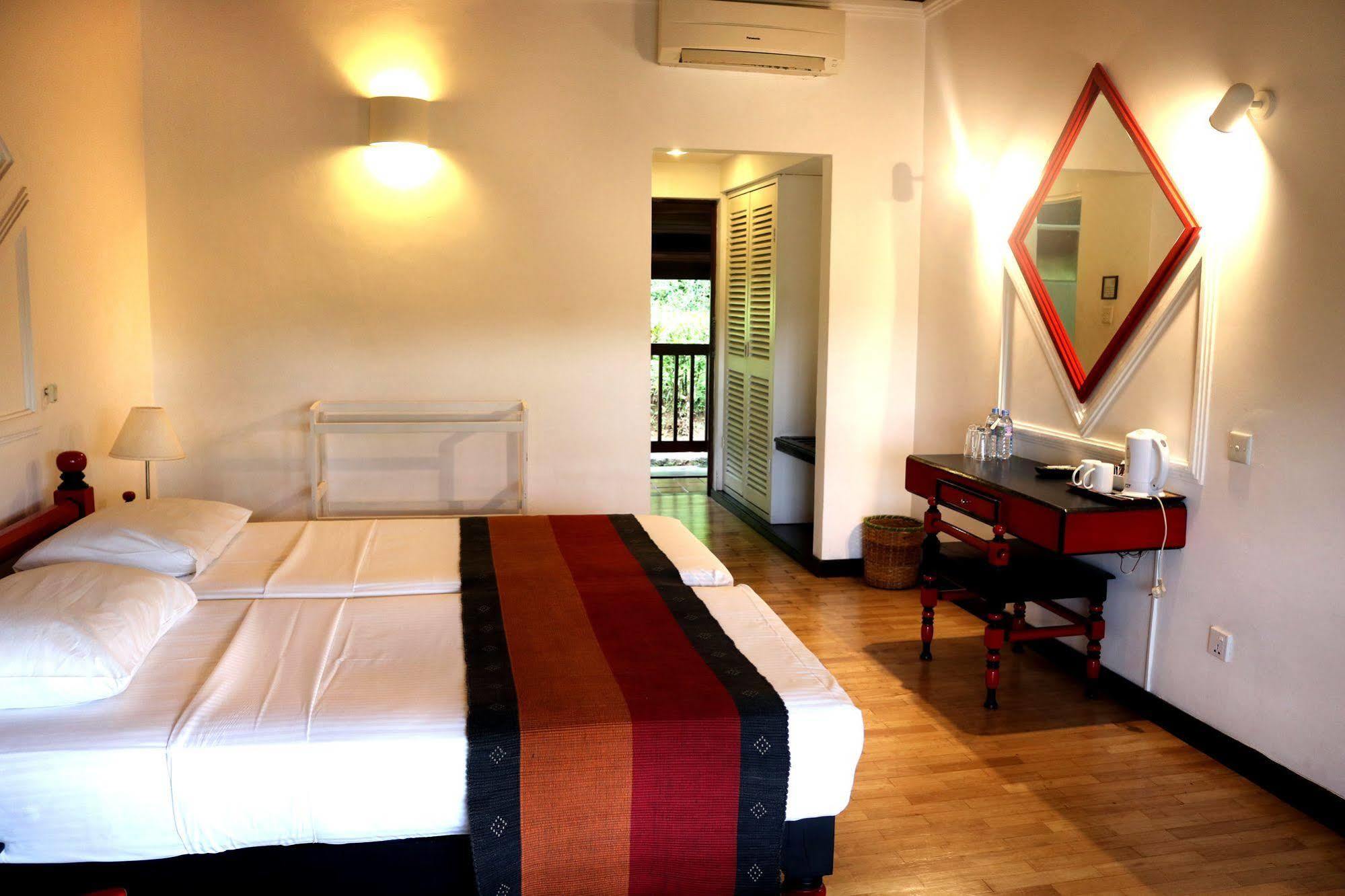 Hotel Hilltop Kandy Bagian luar foto
